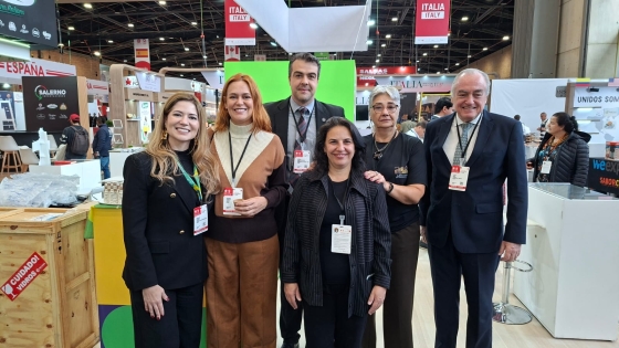 A coordenadora da missão pela Seapa, Manoela Teixeira de Oliveira, junto aos representantes das empresas mineiras que participaram da Alimentec 2026