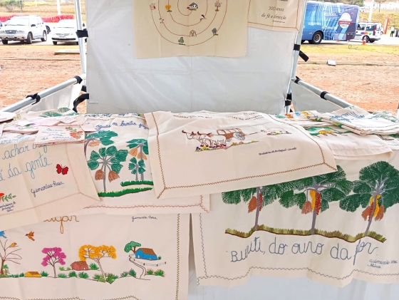 Bordados feitos pelas mulheres de Andrequicé retratam o Sertão