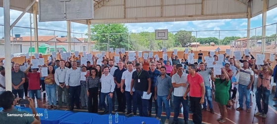 Agricultores com títulos de regularização de propriedade da terra em mãos