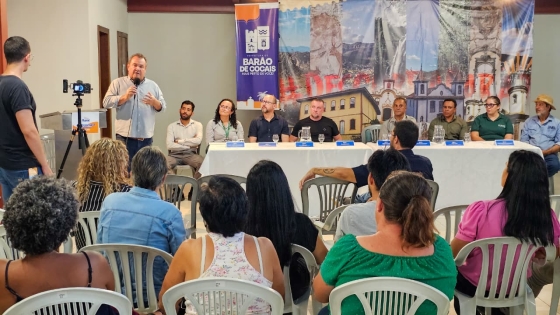 O secretário Thales Fernandes discursa na solenidade de entrega dos kits de Irrigação em Barão de Cocais