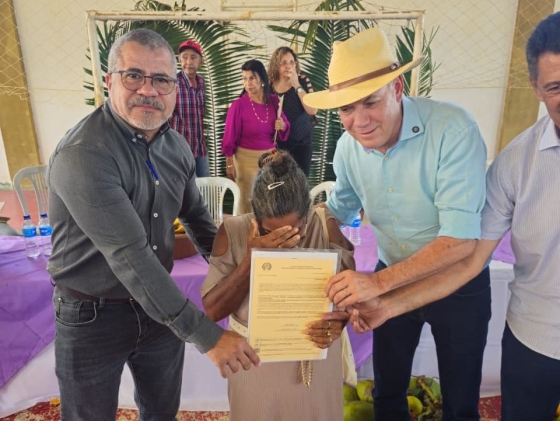 Produtora rural se emociona ao receber o título de propriedade da terra, depois de 34 anos de espera