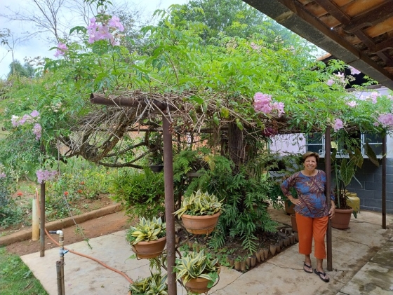 Aos 84 anos, Maria das Graças Polesca Teixeira está à frentes das atividades da fazenda