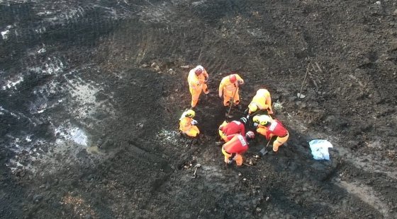 Bombeiros localizam fragmentos ósseos em área de buscas em Brumadinho