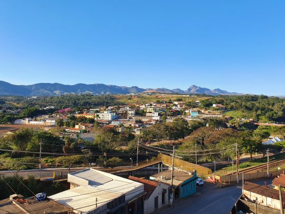 Vista da paisagem de Brumadinho com serra ao fundo