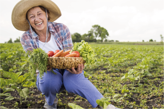 Agricultora segurando sua produção