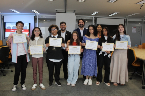 Estudantes recebem prêmio do Concurso de Redação Maio Amarelo, do Governo de Minas