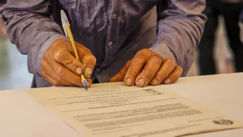 As entregas fazem parte da maior distribuição de títulos já realizada na região