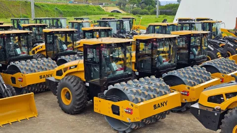 A entrega do maquinário visa fortalecer a capacidade operacional das prefeituras e acelerar as obras de melhoria da infraestrutura rural