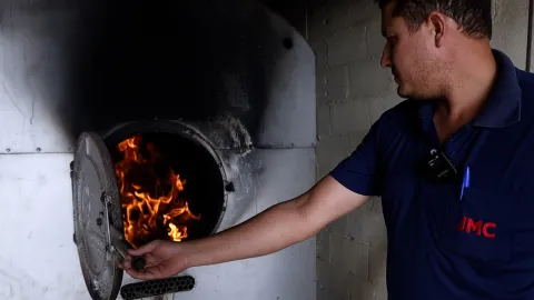 As lenhas abastecem as fornalhas, na avicultura