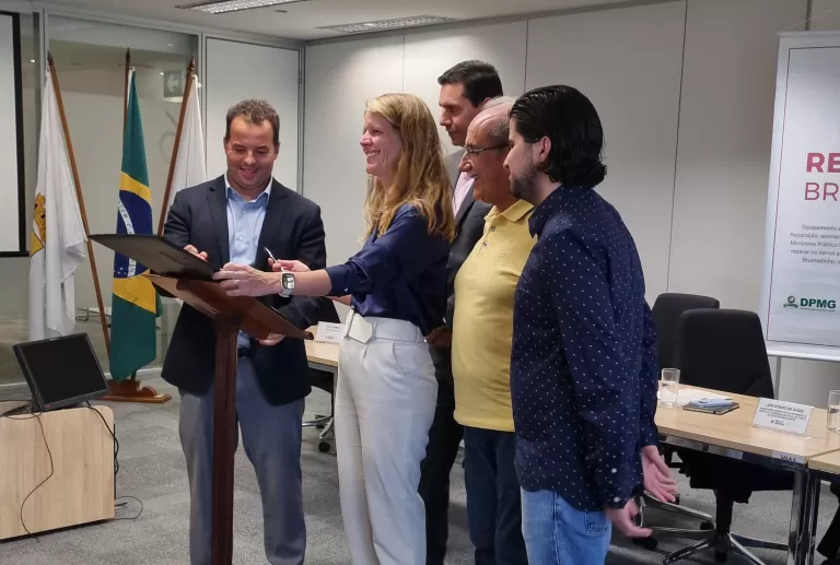 Evento de anúncio de repasse para obra em Abaeté na LMG-762