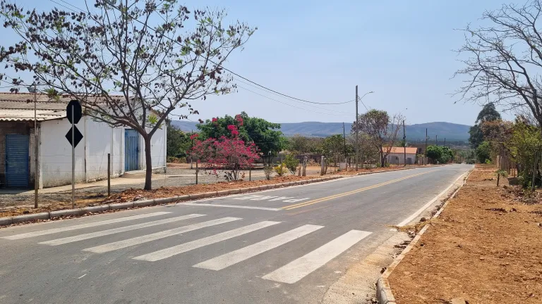 Obra de pavimentação no bairro Pioneiros em Felixlândia