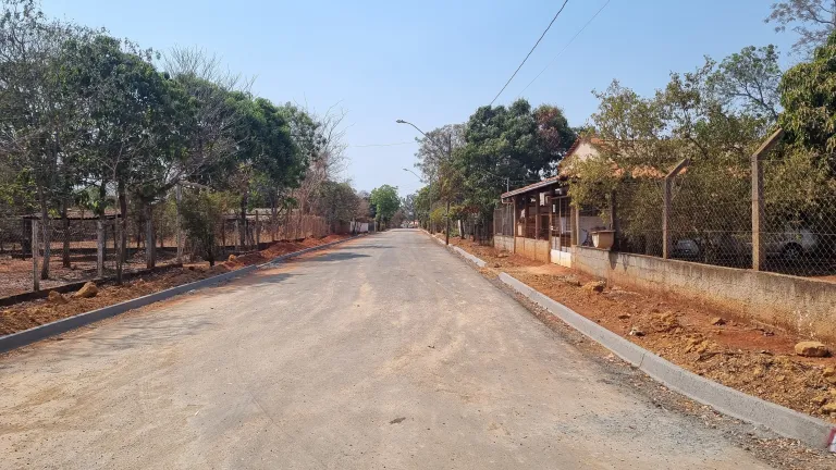 Obra de pavimentação no distrito de São José do Buriti