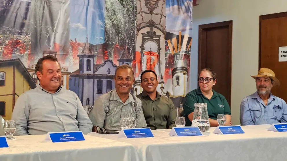 O secretário Thales Fernandes junto a autoridades em solenidade em Barão de Cocais