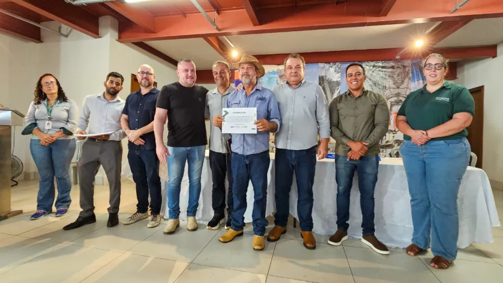 O secretário junto a participantes da entrega dos kits de irrigação