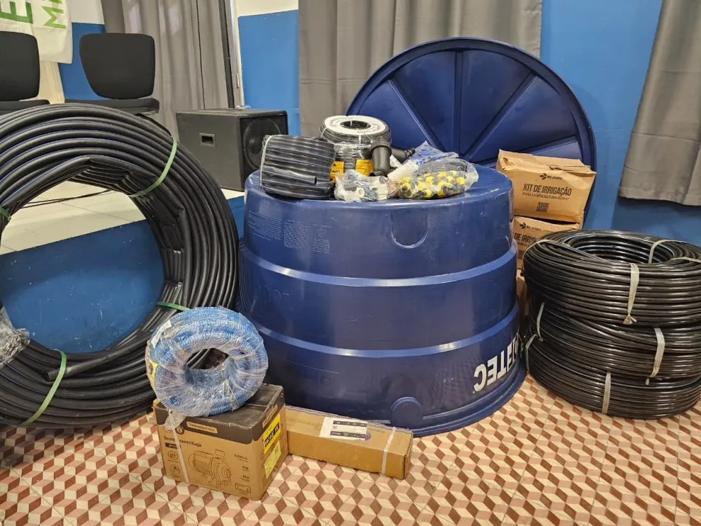 Kit de irrigação entregue a produtores no Programa Irriga Minas