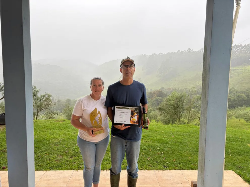 Casal José Martins e Marciane Oliveira produz o azeite Alto das Oliveiras